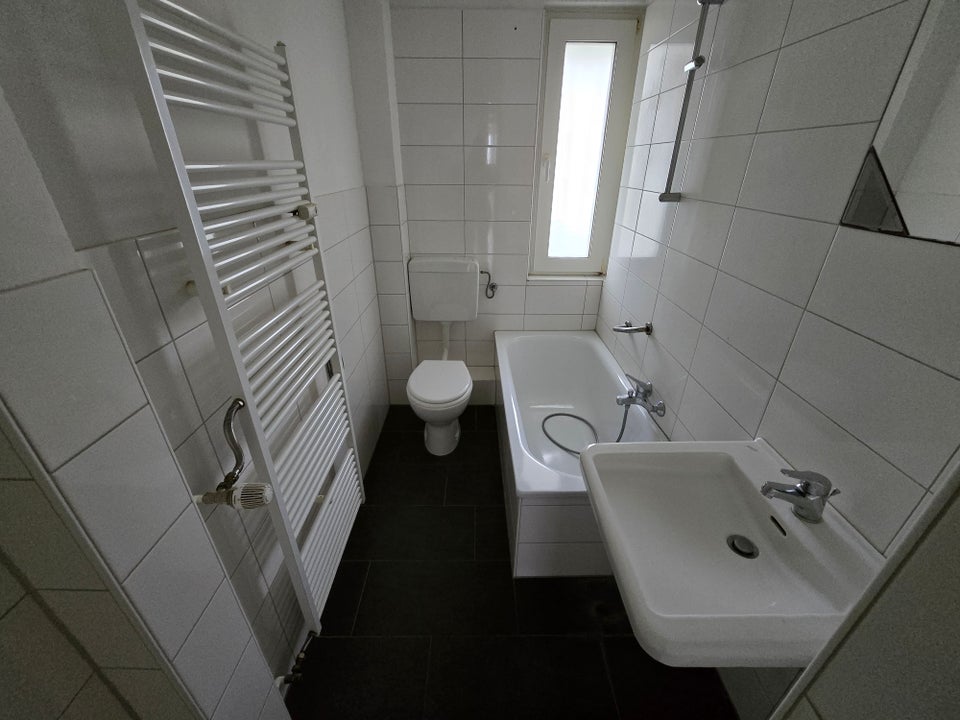 Sofortiger Einzug - Schicke Wohnung mit modernem Bad und zeitlosen Bodenbelägen in Hassels - Foto 1