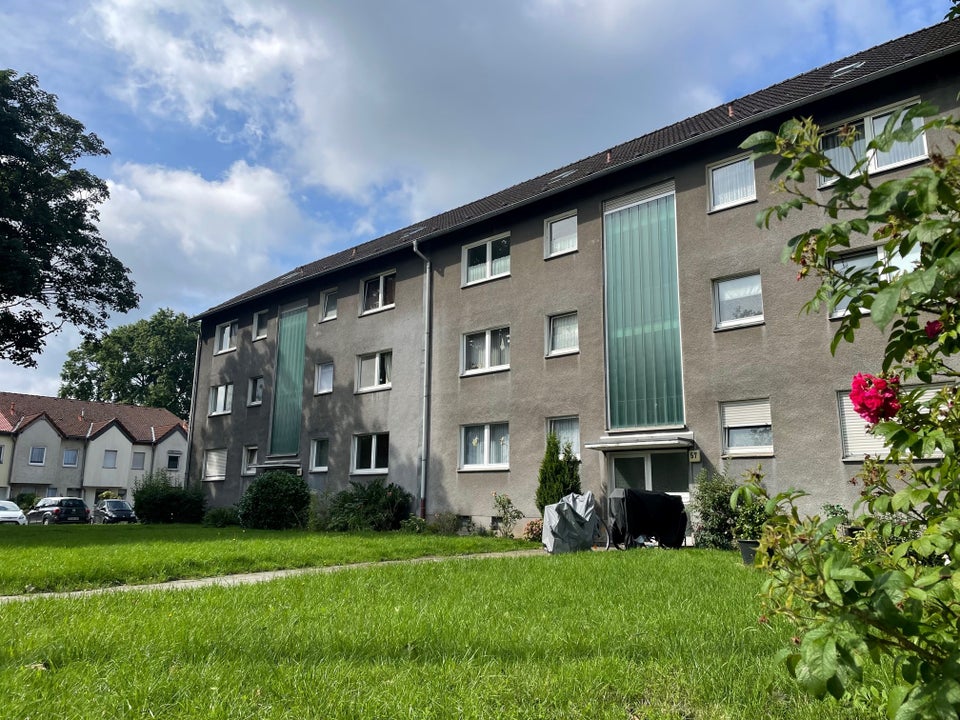 Frisch renovierte 2-Zi.-Whg. mit neuem Bad, neuem Boden und sonnigem Balkon - Photo 2