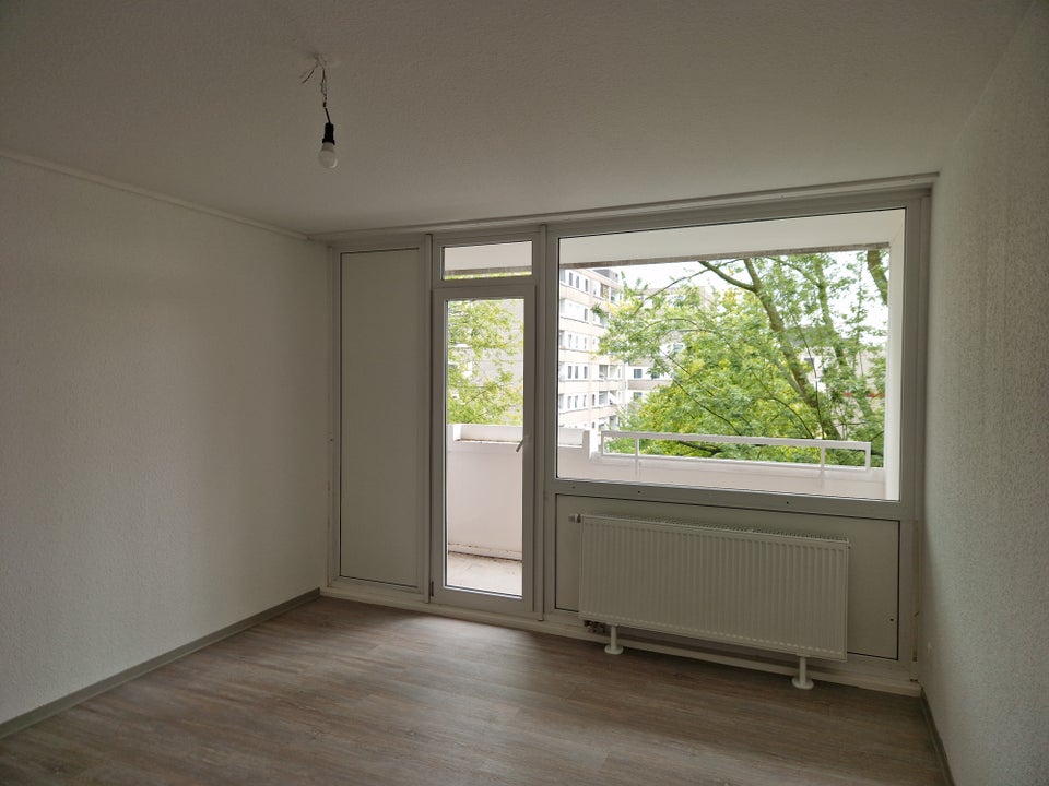 Nimm mich! Komplett renovierte 2-Zimmer-Wohnung mit Balkon! - Foto 1