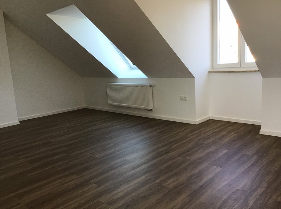 Lichtdurchflutete 3-Zimmer-Dachgeschosswohnung mit Loggia-Balkon - Photo 1