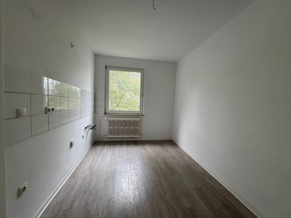 Zentral, preiswert, renoviert & sofort bezugsfertig! Gut geschnittene 2,5 Zimmer-Wohnung - Photo 4