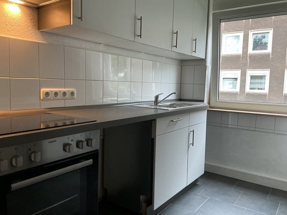 ***Tolle 3-Zimmer-Erdgeschoss-Wohnung mit Balkon, Laminat und Einbauküche*** - Foto 3
