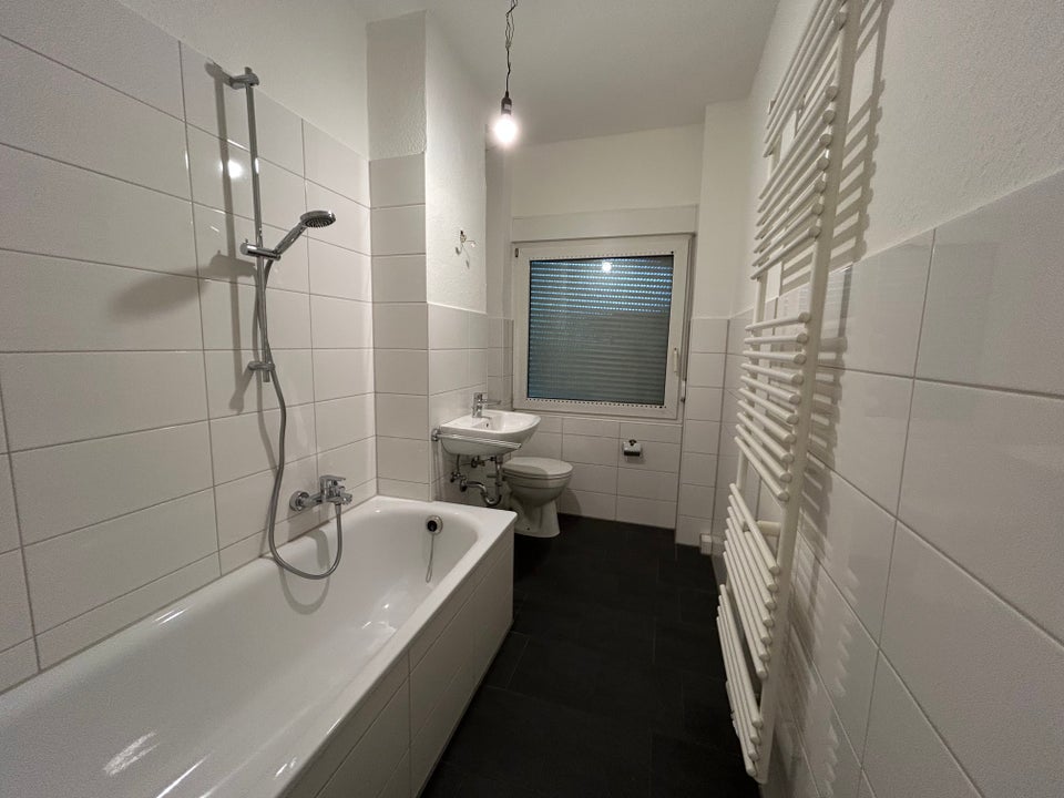 Jetzt zugreifen: renovierte 2,5-Zimmer-Wohnung in zentraler Lage - Photo 3