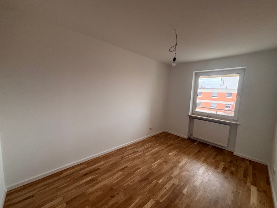 Willkommen in Moosach! Frisch renovierte 3-Zimmer-Wohnung mit Einbauküche und Balkon - Foto 1