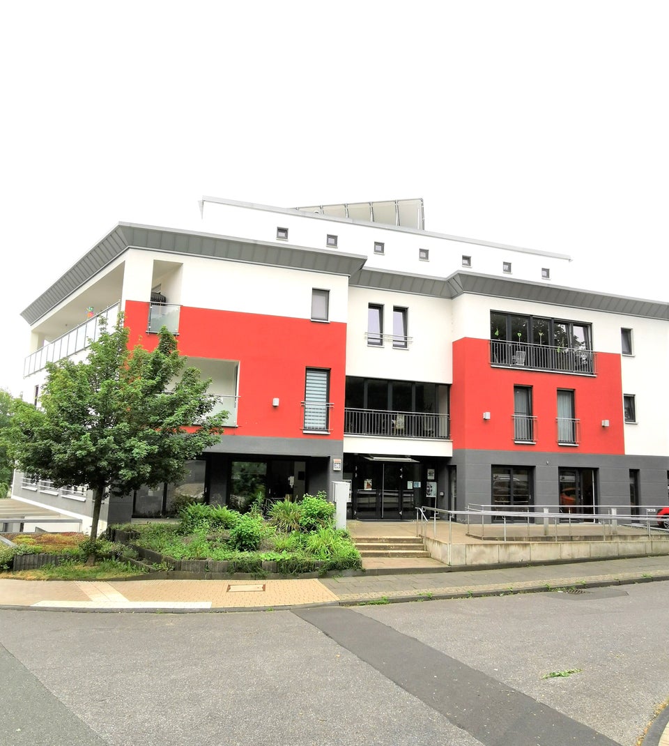 Seniorengerechte Wohngemeinschaft: Frisch renoviertes Einzelzimmer mit eigenem Duschbad - Foto 1