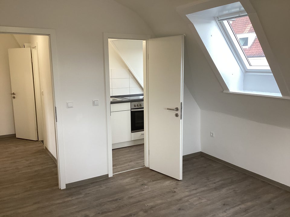Kleine sanierte Dachgeschoss- Wohnung, sofort anmietbar! - Photo 2