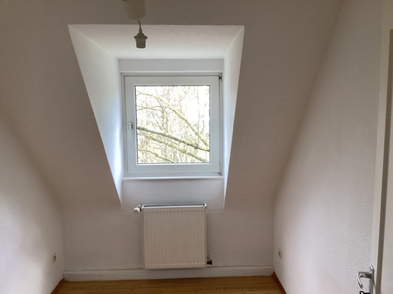 Schöne 2,5-Zimmer Dachgeschoss Wohnung! - Foto 3