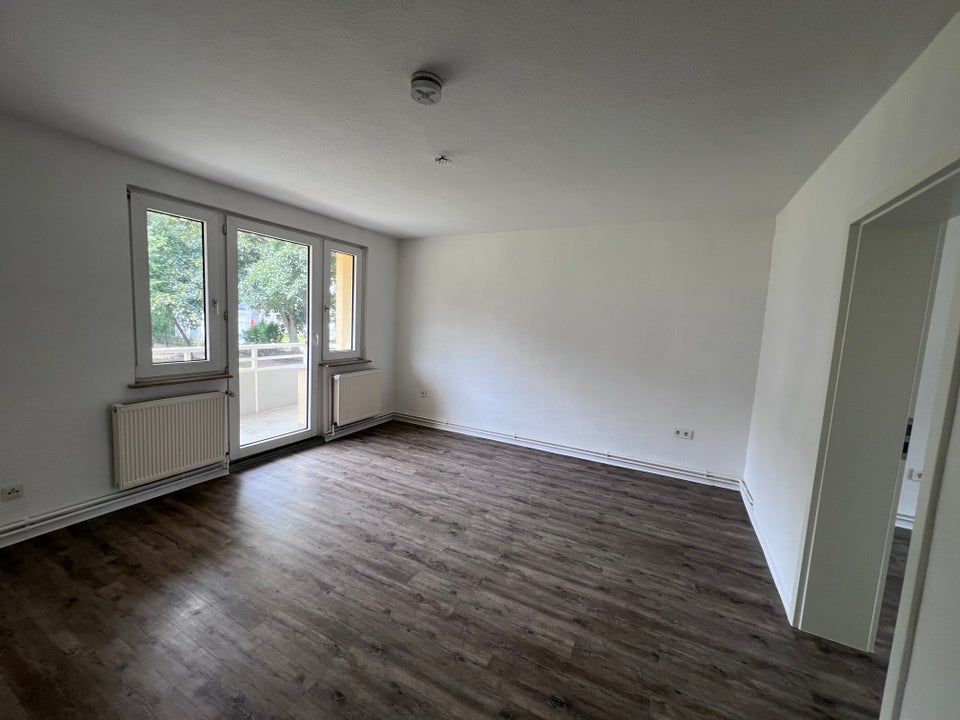 Schöne Erdgeschosswohnung mit modernem Wannenbad - Foto 1