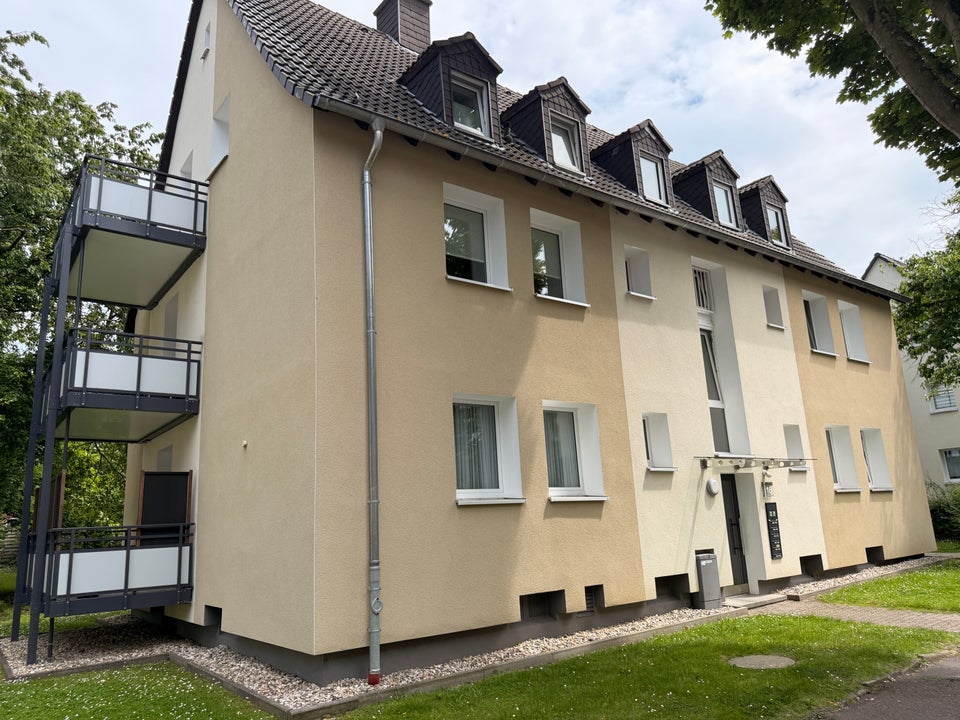 Da kommt man gern Heim. Ansprechende 1,5-Raum-DG-Wohnung mit Panoramabalkon - Photo 3