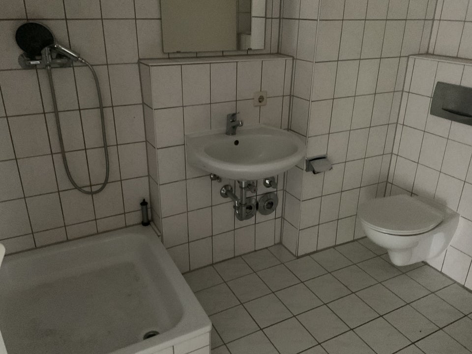 Super Wohnung: Balkon und Aufzug inclusive !! - Photo 1