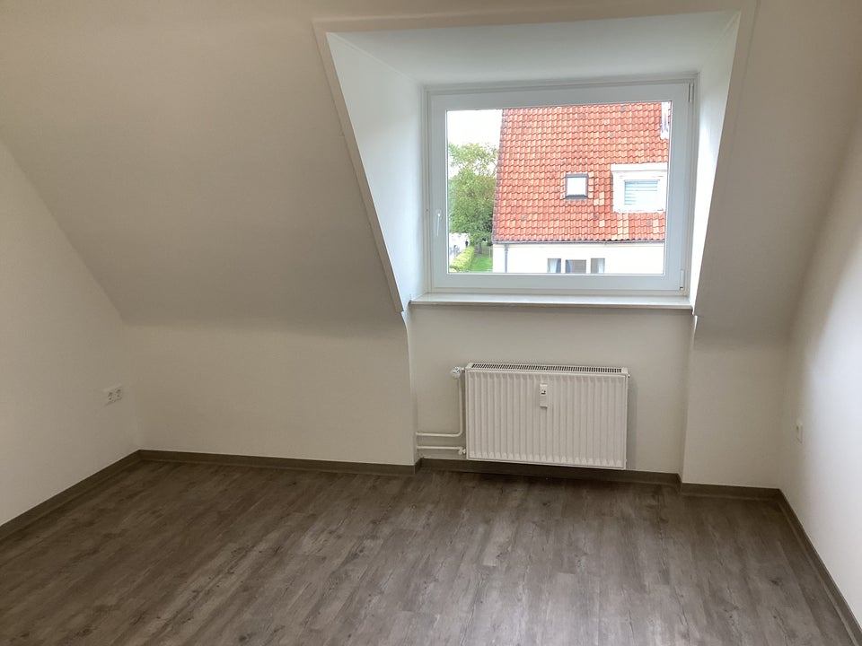 Kleine sanierte Dachgeschoss- Wohnung, sofort anmietbar! - Photo 3