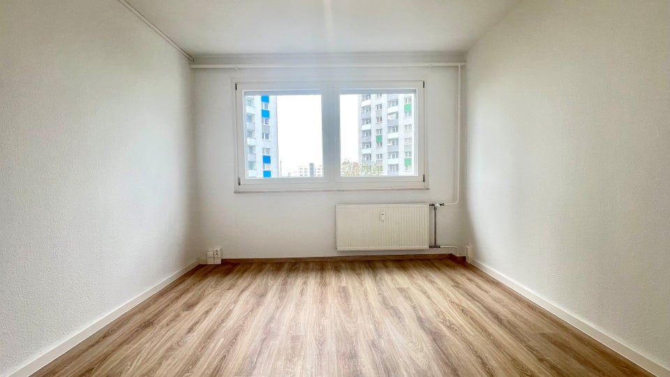 4-Zimmerwohnung in oberster Etage mit Aufzug und Balkon freut sich auf nette Mieter! - Foto 2
