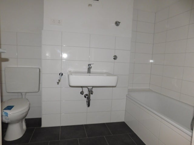 Großzügig geschnittene 2-Zimmerwohnung im 2. OG mit Vinylboden und Balkon! - Photo 4