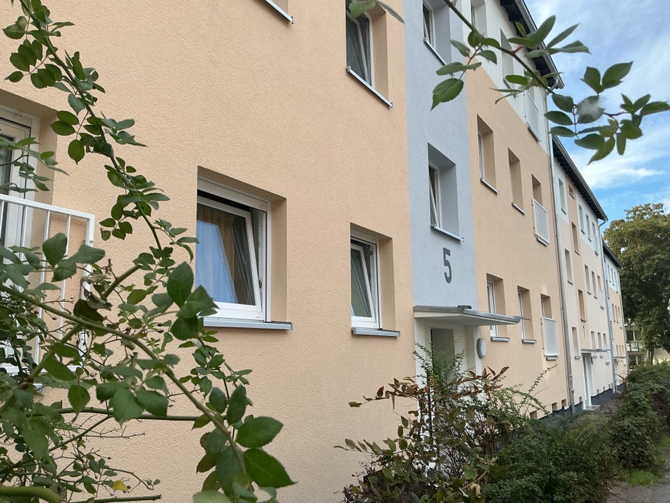 Schöne, renovierte 3,5-Zimmerwohnung im EG mit Tageslichtbad und Balkon - Foto 2