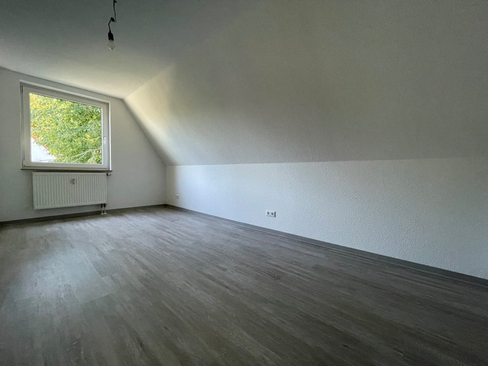 Bezugsfertige 3-Zimmer Wohnung mit EBK im Dachgeschoss - Photo 5