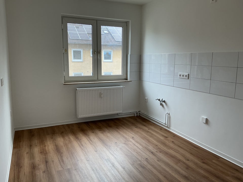 Schöne 2-Zimmer-Wohnung mit Tageslichtbad und Balkon in Hanau-Großauheim zu vermieten - Photo 2