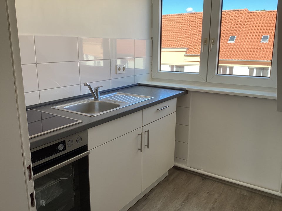 Da kommt man gern Heim. Kleine 3-Zimmer-Dachgeschosswohnung zu sofort! - Photo 1