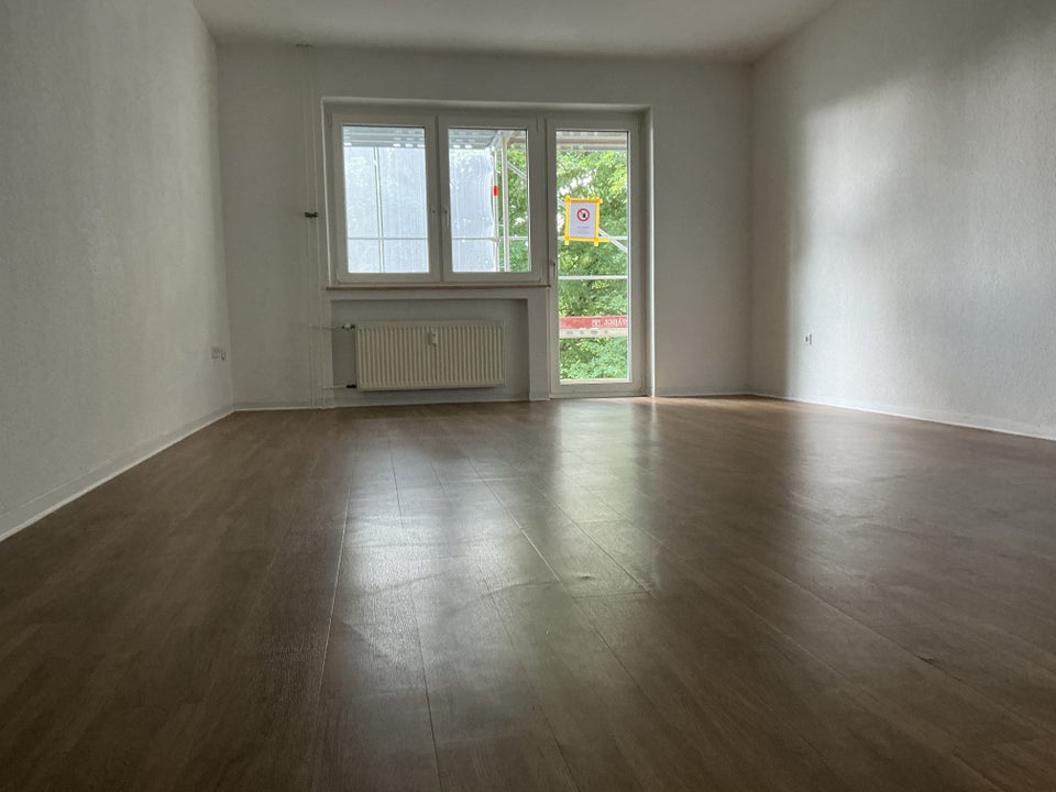 Zeitgemäße 3-Raum-Wohnung mit sonnigem Balkon in modernisiertem Gebäude! - Photo 1