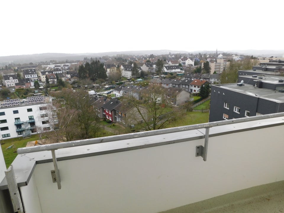 Wohnung mit Ausblick, neu renoviert mit Balkon! - Foto 4