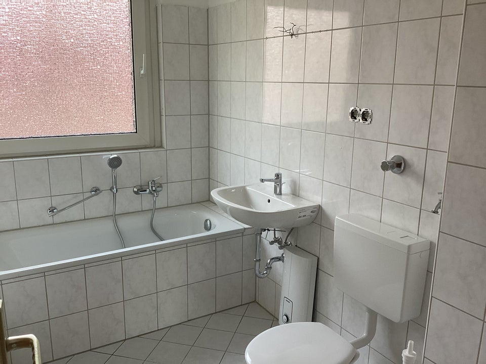 Preisgünstige und interessante 3-Zimmer-Wohnung - Foto 2