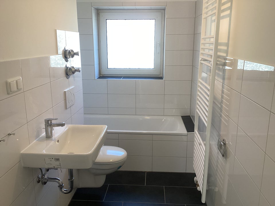 Reinkommen und Wohlfühlen: großzügig geschnittene 3-Zimmer-Wohnung in guter Wohnlage - Photo 3