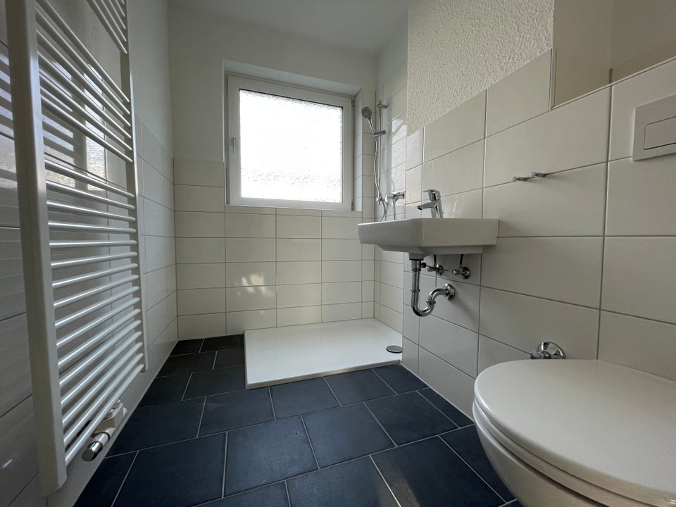Die erste eigene Wohnung: renovierte 2-Zimmer-Wohnung mit Dusche - Photo 2