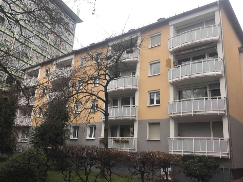 Saniert: zentrale 2-Zimmerwohnung im Erdgeschoss mit Balkon - Photo 1