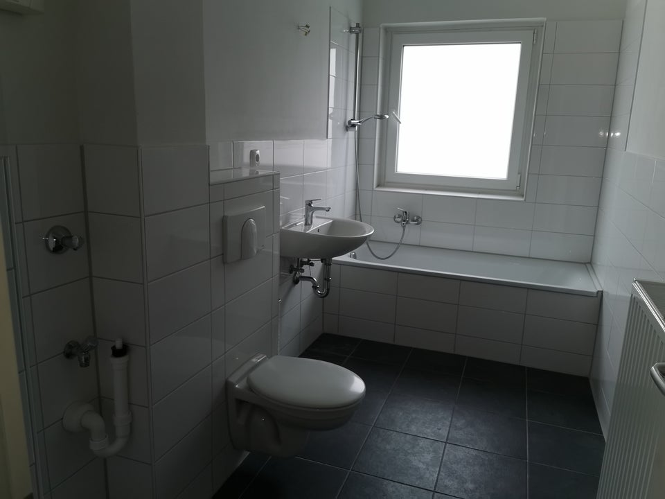 Nette Nachmieter für eine bezugsfertige 3-Zimmer-Wohnung mit großem Balkon gesucht! - Foto 2