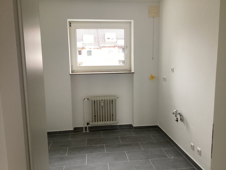 Familientraum: großzügige, renovierte 3-Zimmer-Wohnung mit Balkon ab sofort frei - Photo 2