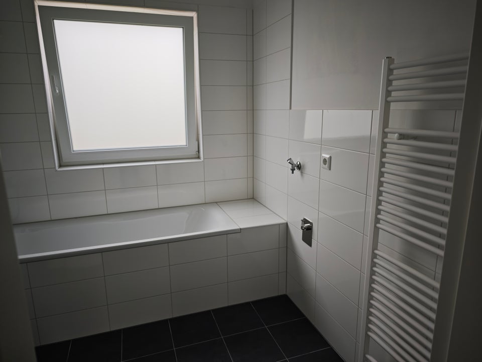 Wohnglück - frisch sanierte und renovierte 2-Zimmer-EG.-Wohnung mit Balkon - Photo 1