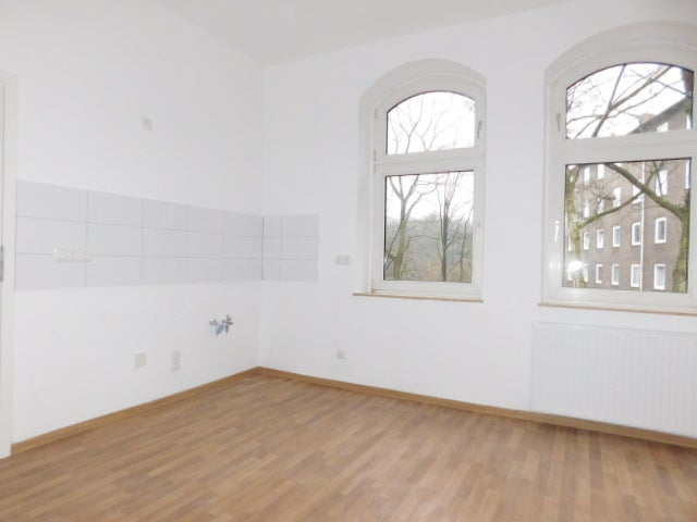 Einziehen und Wohlfühlen - großzügige 2-Zimmer-Wohnung mit Wohnküche und neuem Laminatboden... - Foto 1