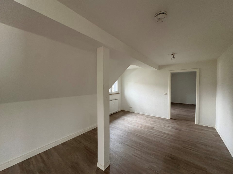 Charmant & modern – Renovierte Dachgeschosswohnung mit sonnigem Balkon - Photo 3