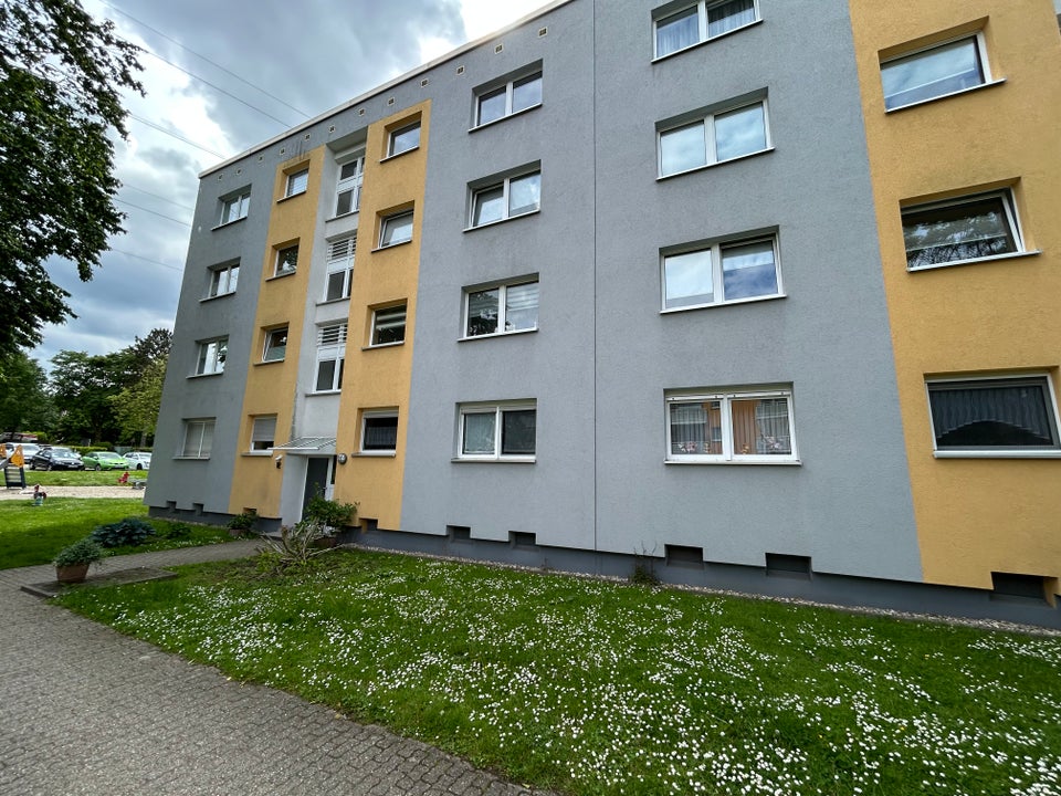 Bezugsfertige 3,5-Zimmer-Wohnung mit Balkon in ruhiger, grüner Lage - Foto 2