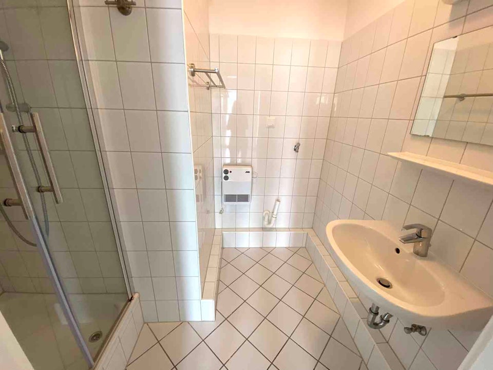 Gemütliche 1-Zimmer-Wohnung mit Aufzug, weißem Bad und kleinem Austritt direkt zwischen Altstadt und Kö! - Photo 4