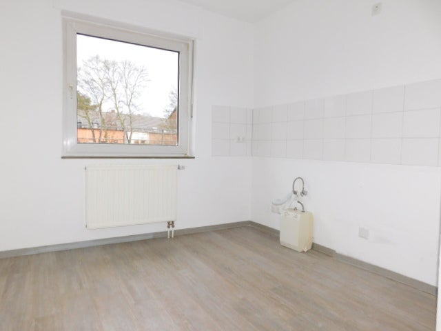 Renoviert und bezugsfertig... Schicke 2-Zimmerwohnung im EG mit Balkon zentral gelegen... - Foto 3
