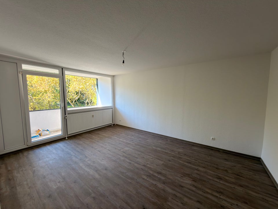 Frisch tapezierte Wohnung sucht nette Familie - Photo 1