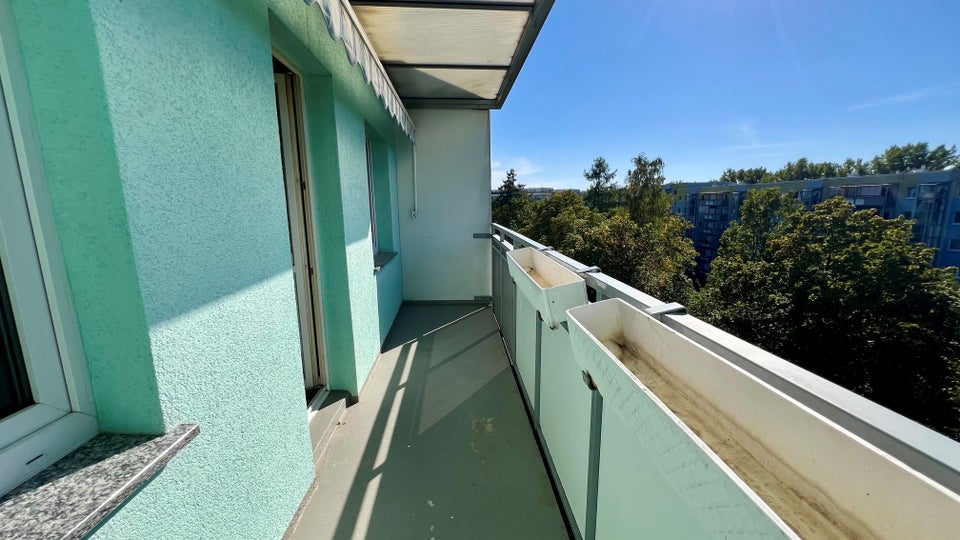 2-Zimmerwohnung in oberster Etage mit Balkon und Aufzug! - Foto 2
