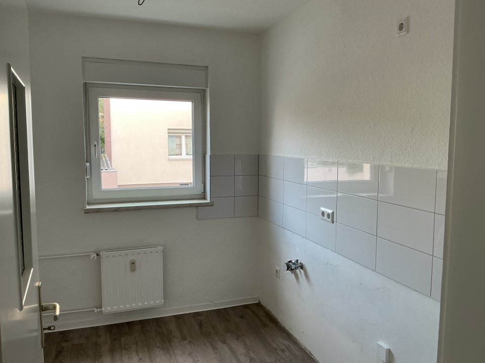 Schöne, renovierte 3,5-Zimmerwohnung im EG mit Tageslichtbad und Balkon - Foto 1