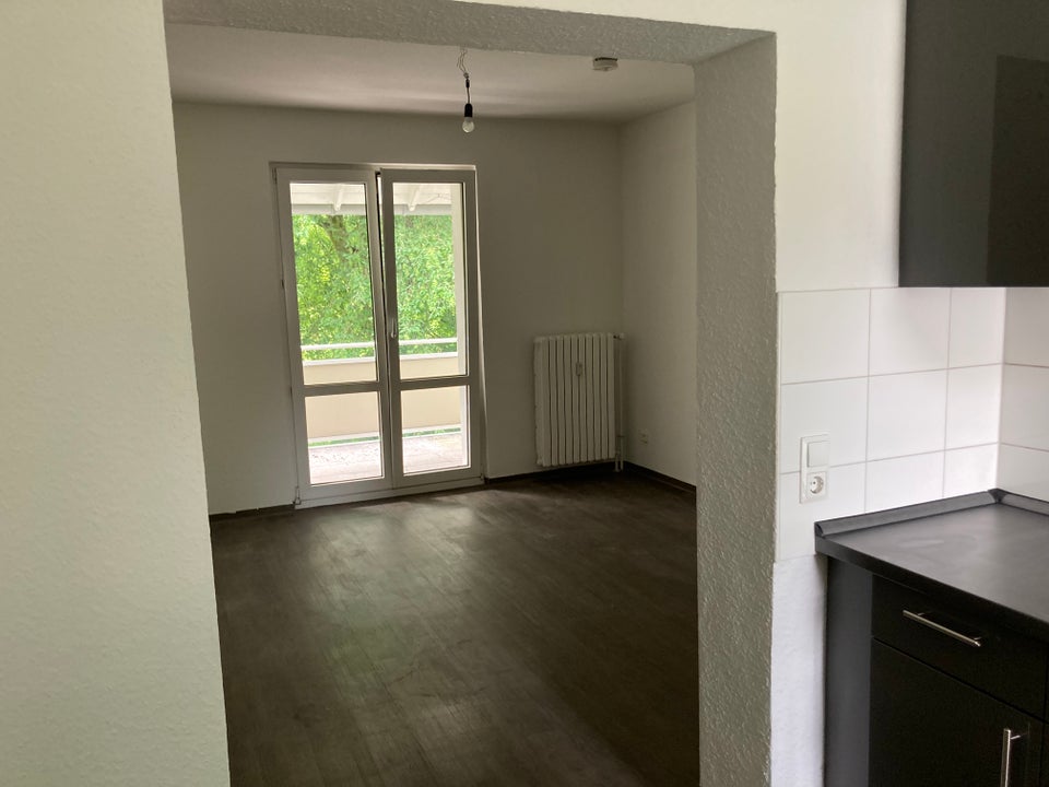 Preiswerte 2-Zimmer-Stadtwohnung mit Einbauküche - Foto 1