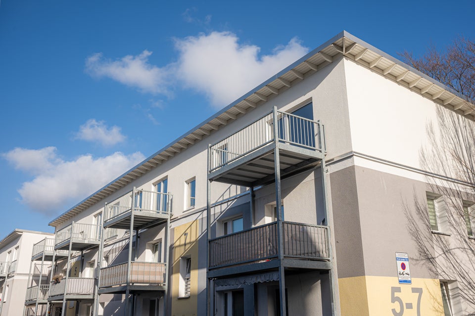 Helle 2-Zimmer-Dachgeschosswohnung mit offener Küche & Balkon – sofort bezugsfertig - Foto 2