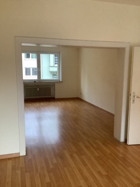 Willkommen Zuhause: 3-Zimmer-Wohnung mit Balkon und Wannenbad in Sanierungsphase - Photo 2