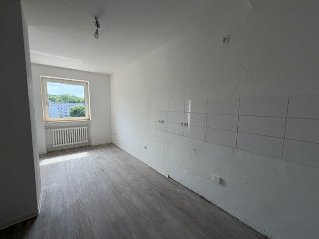 Schöne Aussicht garantiert: barrierefreie, renovierte 2,5-Zimmer-Wohnung mit Aufzug - Photo 2