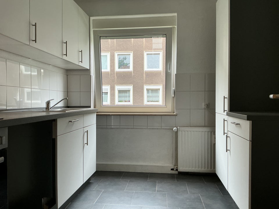 ***Tolle 3-Zimmer-Erdgeschoss-Wohnung mit Balkon, Laminat und Einbauküche*** - Foto 1