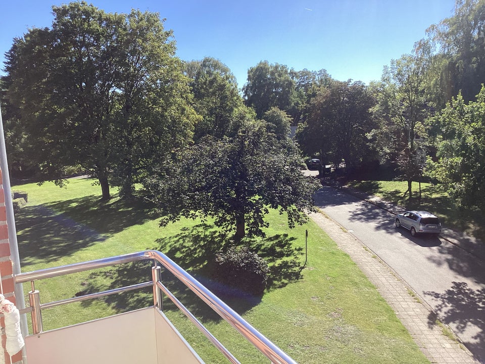 Schön gelegene und sanierte 2,5-Zimmer-Wohnung mit Balkon, sofort anmietbar! - Photo 3