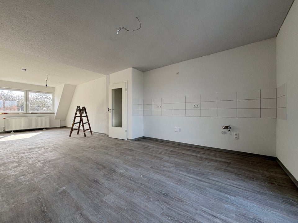 Stilvolle, neu ausgebaute Dachgeschosswohnung am Waldrand – Erstbezug! - Photo 5