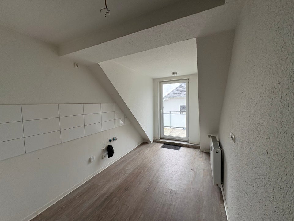 Charmant & modern – Renovierte Dachgeschosswohnung mit sonnigem Balkon - Photo 4
