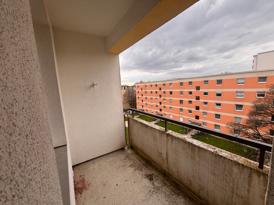 Willkommen in Moosach! Frisch renovierte 3-Zimmer-Wohnung mit Einbauküche und Balkon - Foto 4
