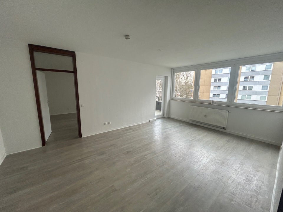 Ansprechende, großzügige 3-Zimmer-Wohnung mit Wand und Bodenbelag - Foto 2