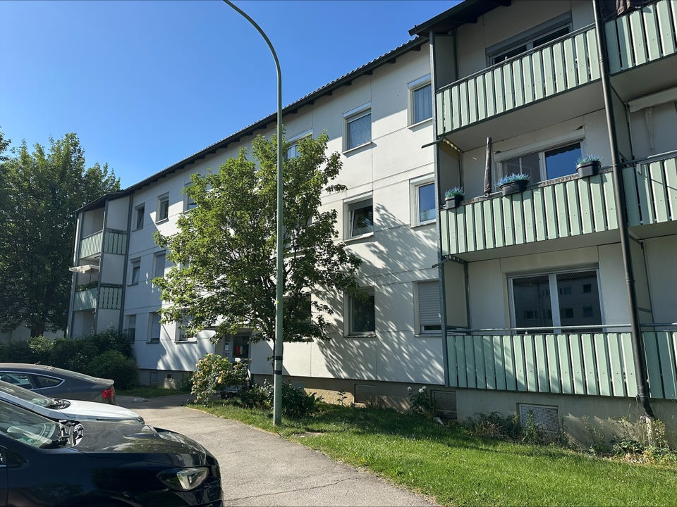 Erdgeschoss / 4,5 Zimmer mit Balkon (frisch saniert) - Foto 3