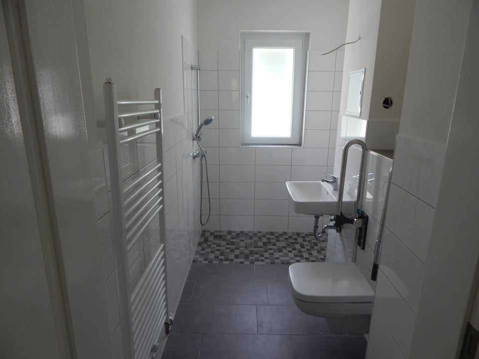 2-Zimmer-Wohnung mit Außenaufzug für einen Rollstuhl! - Photo 2